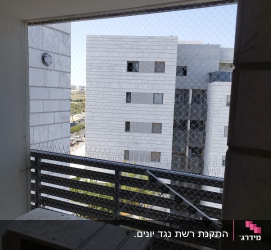 רשת מתוחה על מרפסת למניעת כניסת יונים